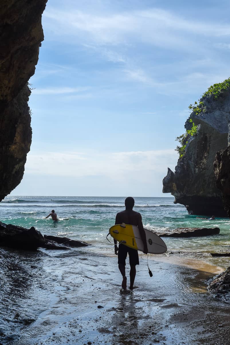 surfing uluwatu entrance