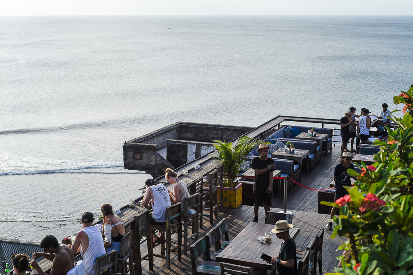 surfing uluwatu single fin