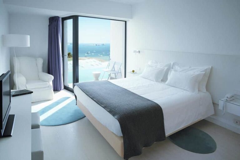 Pure Flow Motions Surf & Yoga Retreat / Portugal Lush Palm