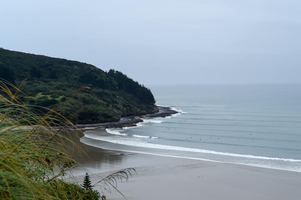 surfing new zealand shipwreck bay