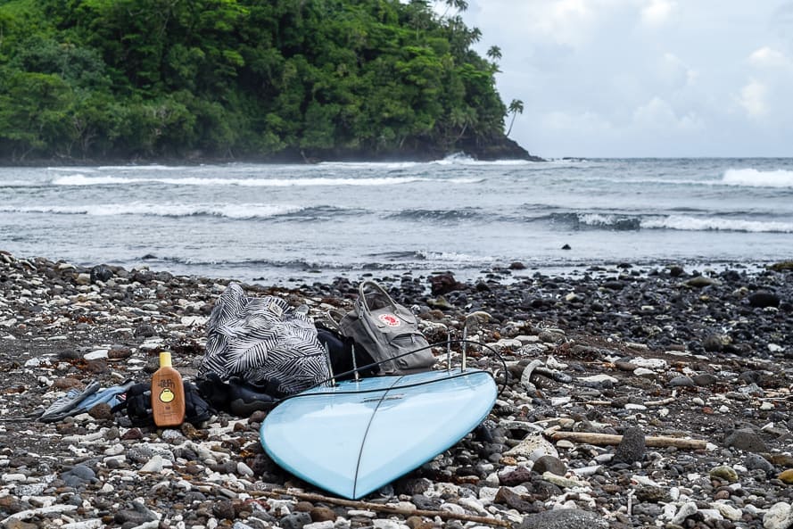 lista de embalagem para viagem de surfe