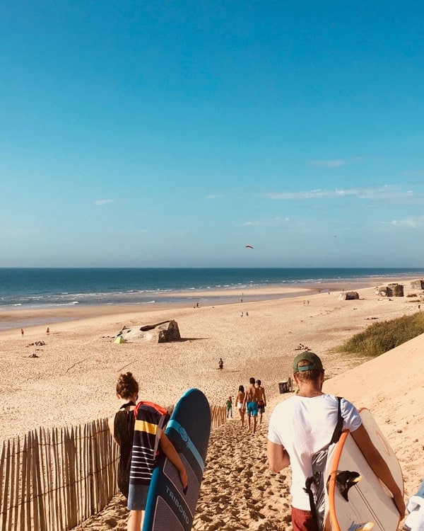 surfers walking to beach sanctuary surf / le médoc, france