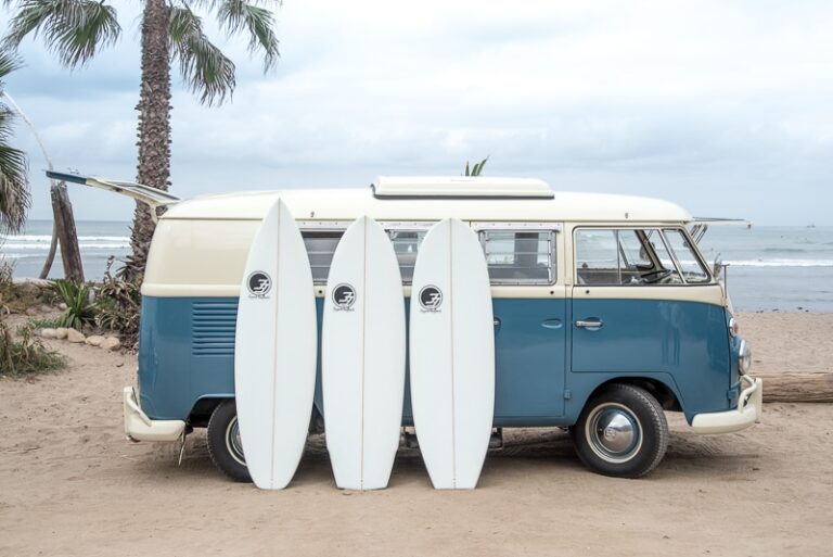 Best Beginner Surfboards / The Complete Guide to Surfboards for Beginners