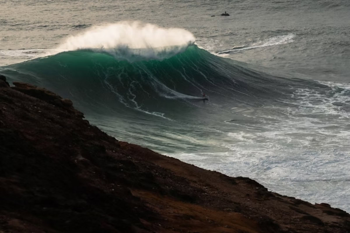 big wave surfing nazaré portugal