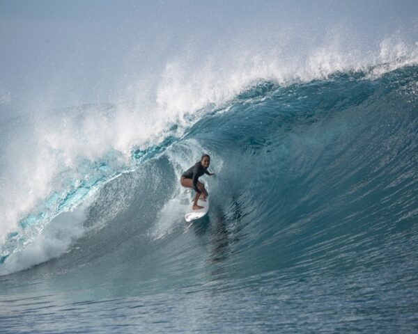 tahiti surf vahine fierro surfing teahupoo