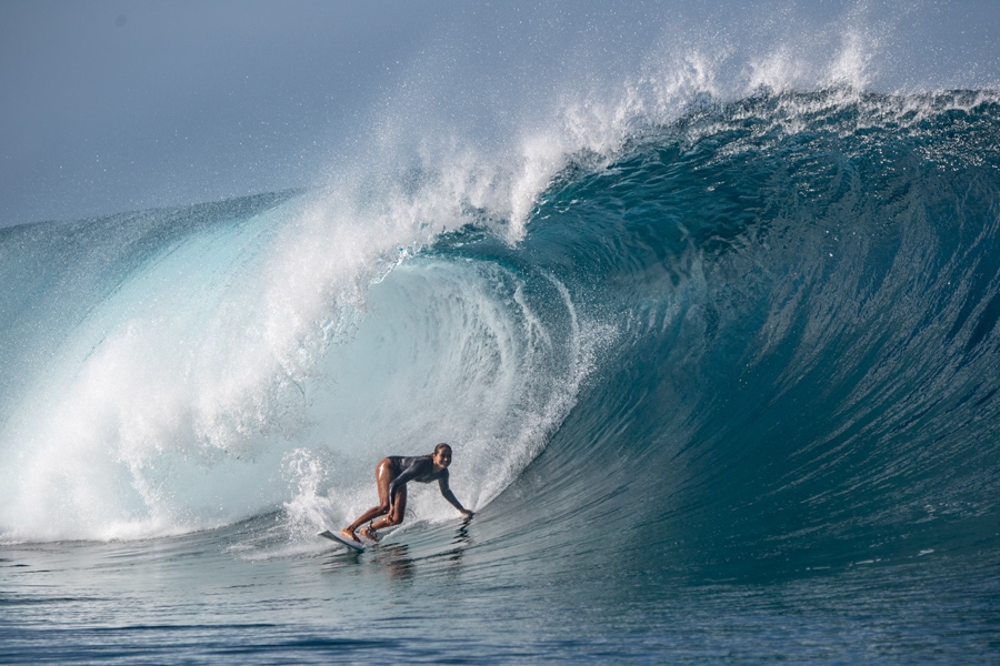 tahiti surf vahine fierro surfing teahupoo