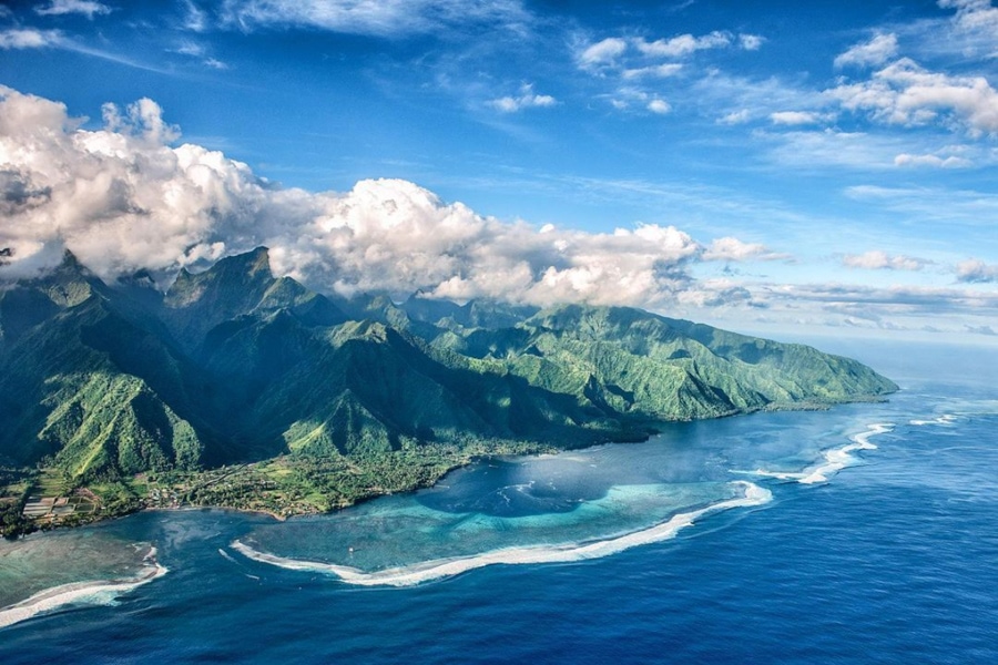 Tahiti Surf & Travel Guide / A Local's Guide to the Island of Tahiti