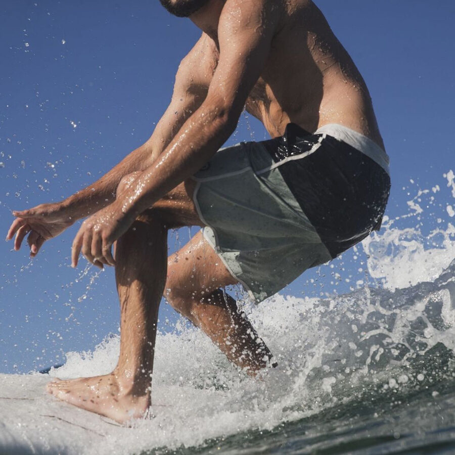 Surfista usando calção de banho