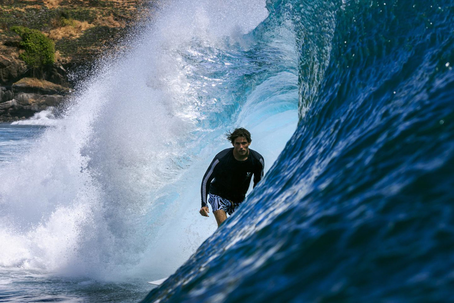 Surfista em uma onda grande usando Vissla