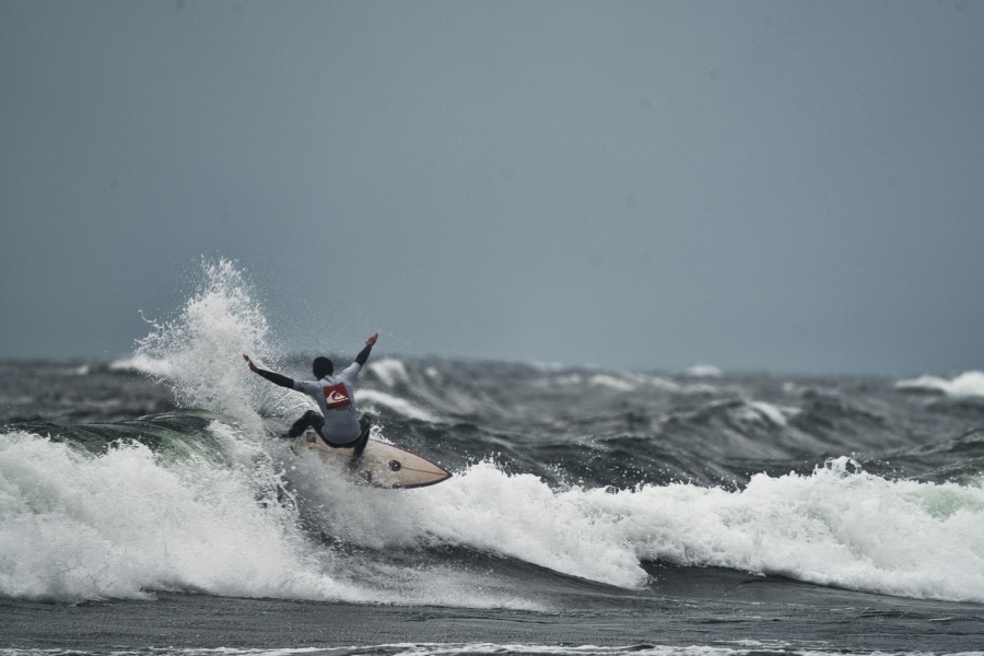 surfer wearing quiksilver wetsuit brand