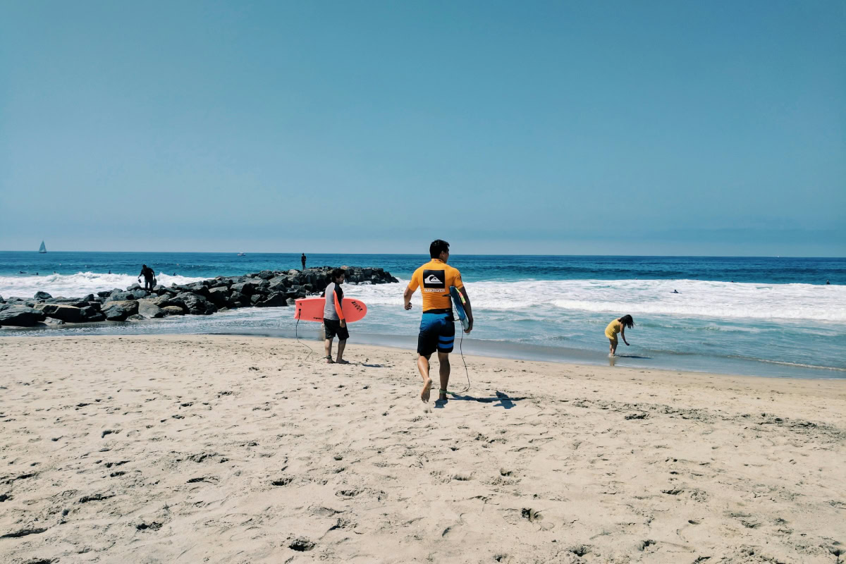 surfers wearing quicksilver wetsuits at the beach
