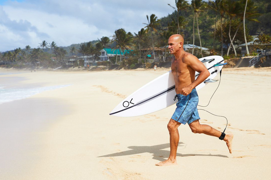 kelly slater usando boardshorts da marca de surfe outerknown