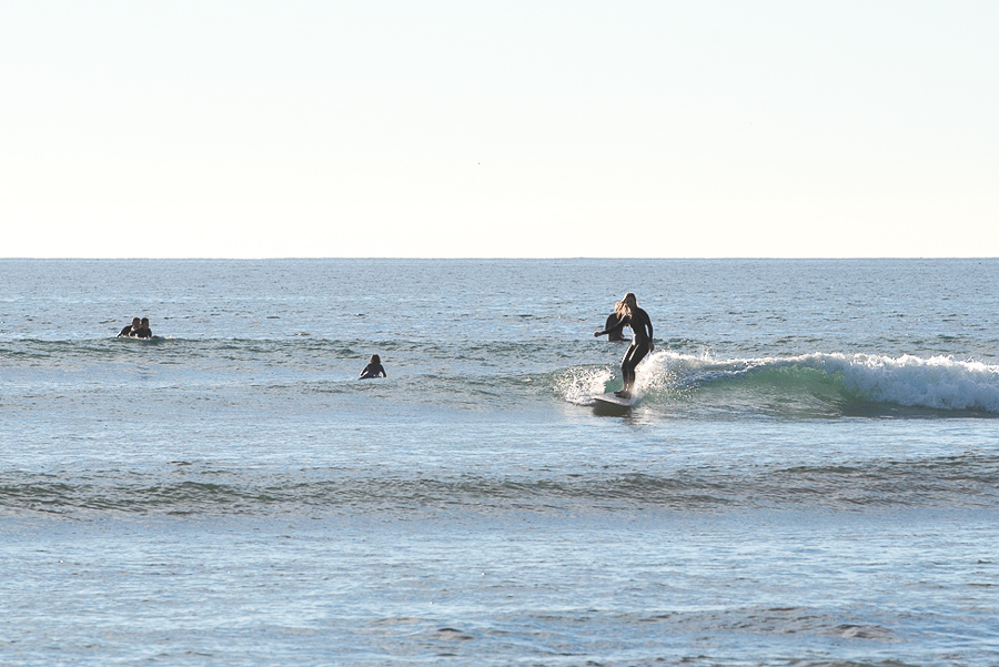 surfista iniciante aprendendo a surfar