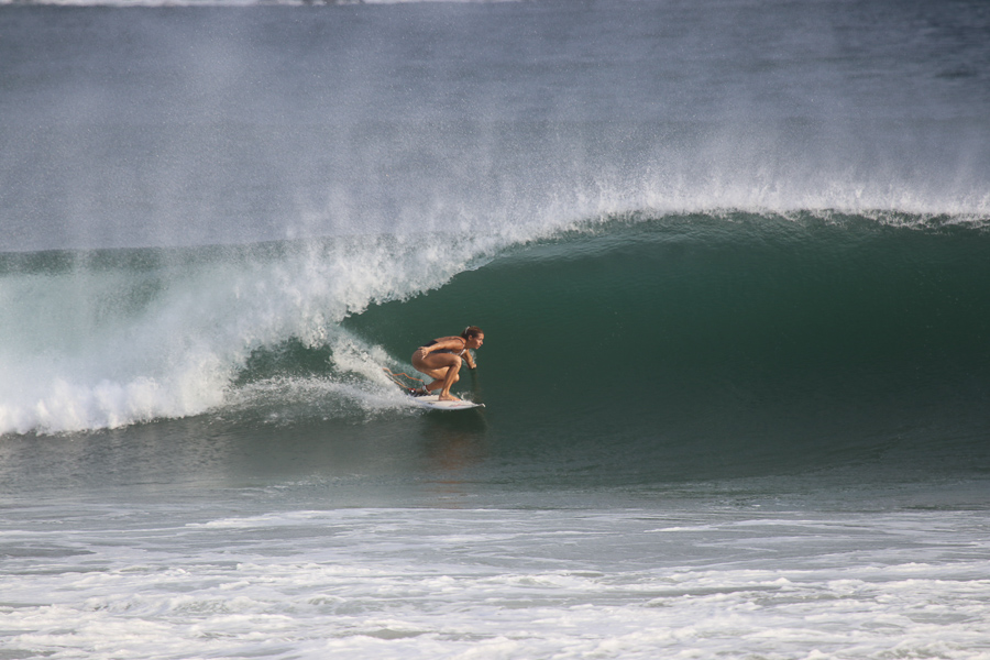 Mulher surfando um barril - Como escolher uma prancha de surfe depende do tipo de onda que o senhor deseja surfar 