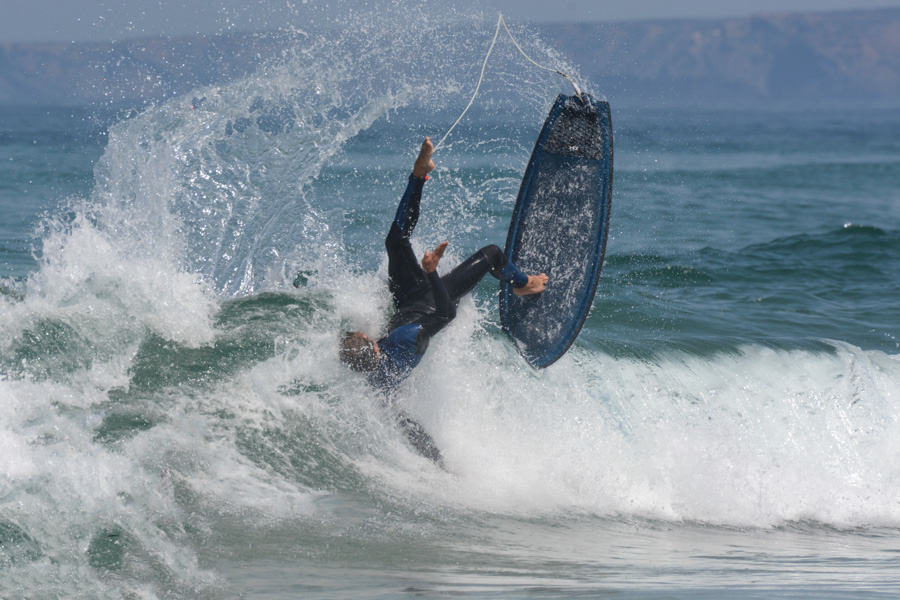 what is a kook; surfista caindo da prancha de surfe