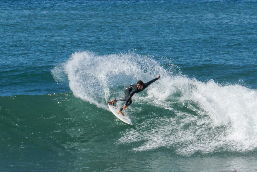 portugal-surfing-trip-wave portugal surfing trip goofy footed surfer backside turn